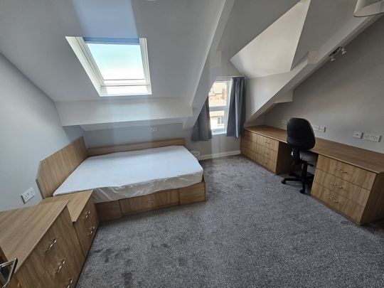 5 Bed - 8 Walmsley Road, Hyde Park, Leeds - LS6 1NG - Student - Photo 1