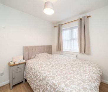 2 bedroom end of terrace house to rent - Photo 2