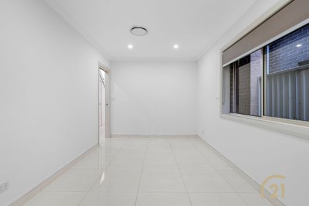 Modern, Spacious, 5 Bedroom Family Home! - Photo 5