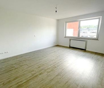 Bahnhofsnähe! Kernsanierte 3-Zimmer-Wohnung im 2.OG mit großem Balkon im Herzen von Hennef - Photo 1