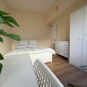 1 bedroom in a flat share to rent - Photo 2