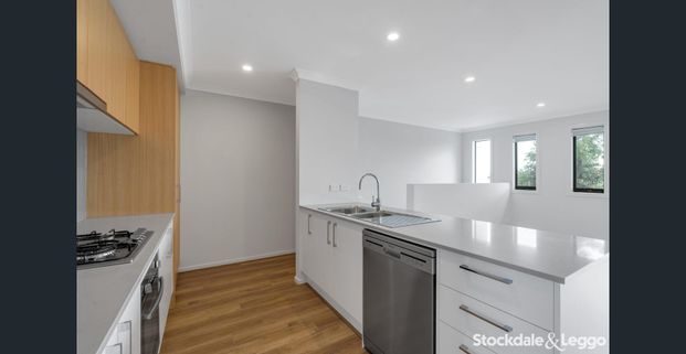 Modern Townhouse Living! - Photo 1