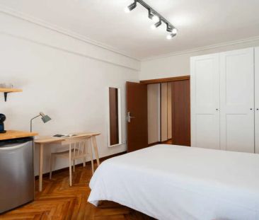 Room in a shared 6-bedroom apartment for rent in Argüelles - Foto 3