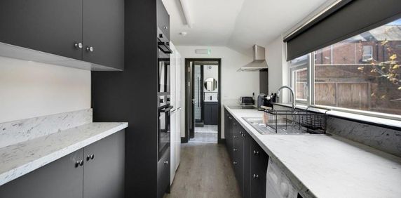 1 bedroom in a house share to rent - Photo 2