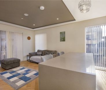 A 2 bedroom apartment in a prime city centre location and benefitti... - Photo 3