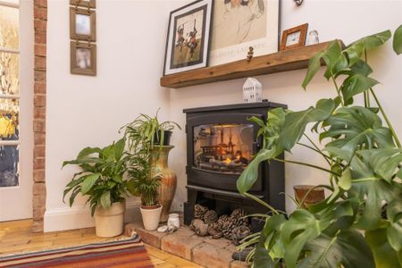 3 bed House - Detached To Let - Photo 2