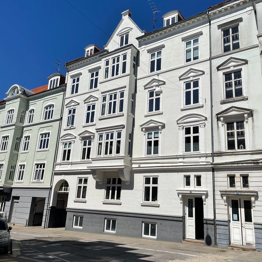 Smuk 5-vær med stuklofter og altan - Foto 1