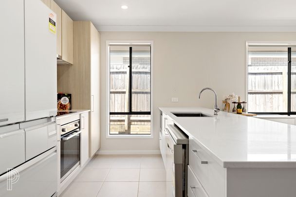76 Spruce Circuit, Hillcrest QLD 4118 - House For Rent | Domain - Photo 1