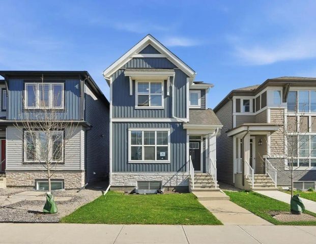 FOR RENT | 3-BEDROOM HOME WITH DOUBLE GARAGE | AMBLETON NW — 3 Bedrooms+ Den House - Photo 1