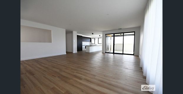 Stylishly built and presented 4 bedroom family home with study and three bathrooms - Photo 1