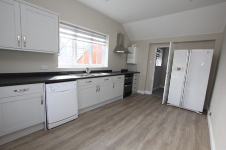 3 Bedroom Flat , Chester - Photo 4
