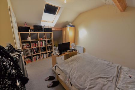 2 bedroom Flat in Flat 2, Leeds - Photo 2