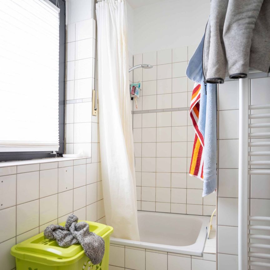 Direkt am Schmölderpark: Schickes DG-Appartement mit Einbauküche! - Photo 1