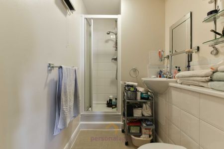 Station Approach, Epsom - Photo 4