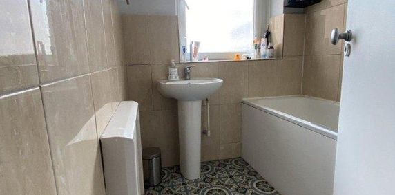 4 bedroom flat to rent - Photo 2