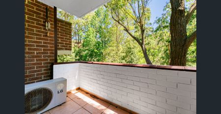 Renovated full-brick unit within quiet cul-de-sac location - Photo 5