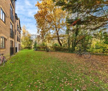 Burket Close, Norwood Green - Photo 2