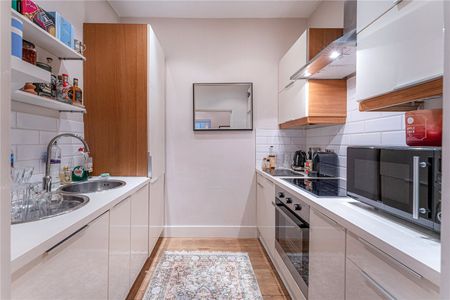 Stunning Two Bedroom Apartment with Access to Award Winning Gardens - Photo 4