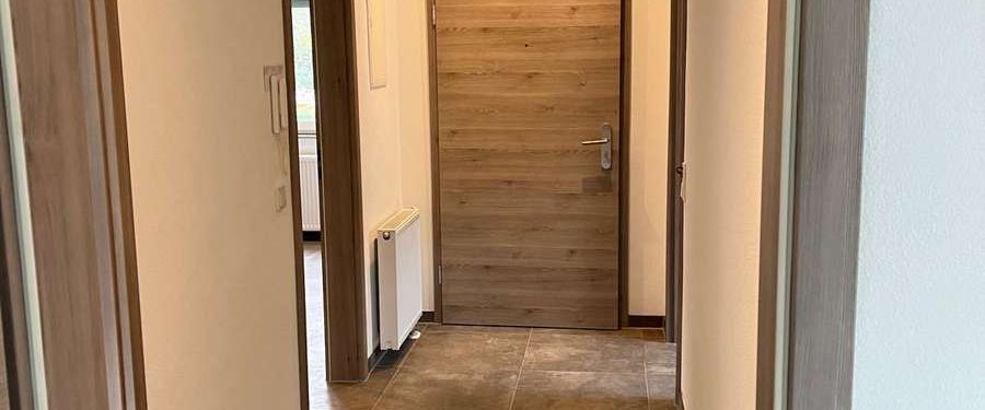 TOP Renovierte 2 Zimmerwohnung mit Einbauküche, Balkon und Außenstellplatz - Photo 1