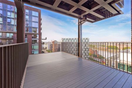 A brand new three bedroom apartment on the 17th floor in the spectacular Modern, Embassy Gardens development. - Photo 5