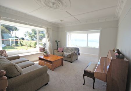 A stunning 5 bedroom, 3 bathrooms furnished family home with views to WOW - Photo 4