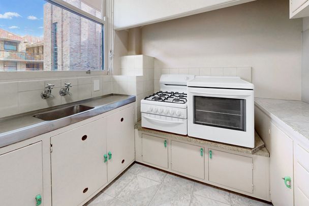 Modern One-Bedroom Apartment in Prime St Kilda Road Location - Photo 1