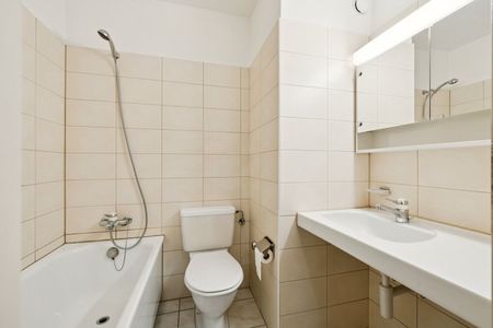 Luminous 3-room apartment with beautiful parquet in a central location in Basel - Photo 2