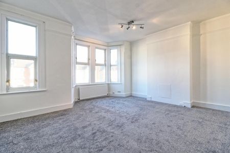 5 Bed Terraced House, Glencoe Avenue, IG2 - Photo 3