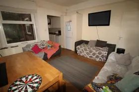 5 Bed - 135 Ash Road, Headingley, Leeds - LS6 3HD - Student - Photo 2