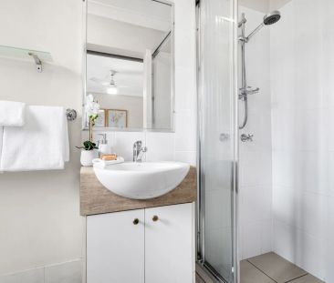 Spacious 2 bedroom, 2 bathroom unit in a small complex - Photo 4