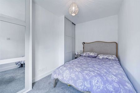 SHORT TERM - An immaculate three bedroom home offered fully furnished - Photo 4