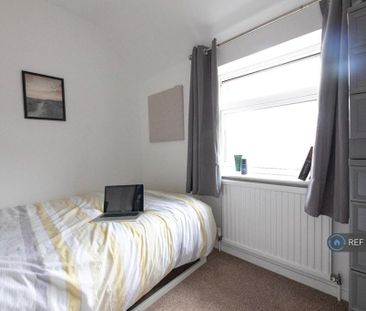 4 bedroom semi-detached house to rent - Photo 4