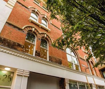 Ntu // Lister Gate // Bed & Bathroom // All Bills Inc, NG1 - Photo 4