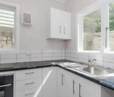 Spacious three bedroom flat - Photo 5