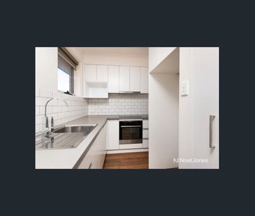 Stylish In ideal Location - Photo 3