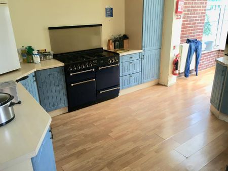 10 bedroom house of multiple occupation to rent - Photo 2