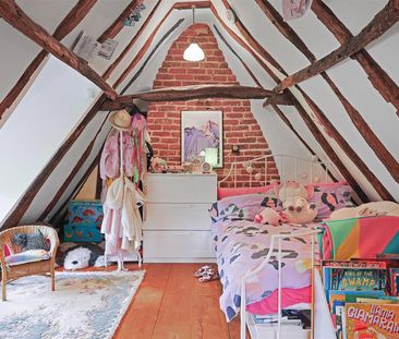 A charming three bedroom Grade II listed cottage, with large garden... - Photo 6