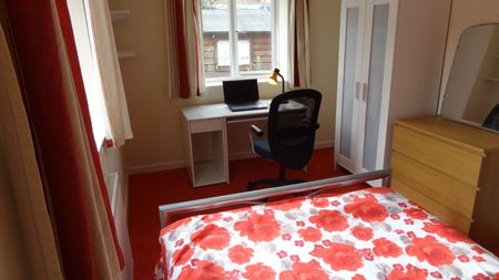 12 Grange Street - Huge 4 bedLoughborough - Photo 2