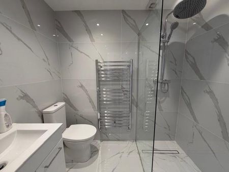 4 bedroom semi-detached house to rent - Photo 4