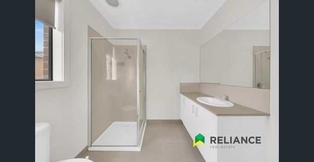 Stunning Family Home in Prime Point Cook Location!! - Photo 1