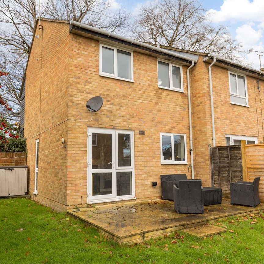 The Grooms, Worth, RH10 - Photo 1