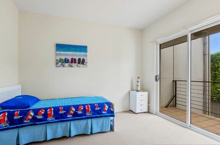 BEACH ON YOUR DOOR STEP! - Photo 4