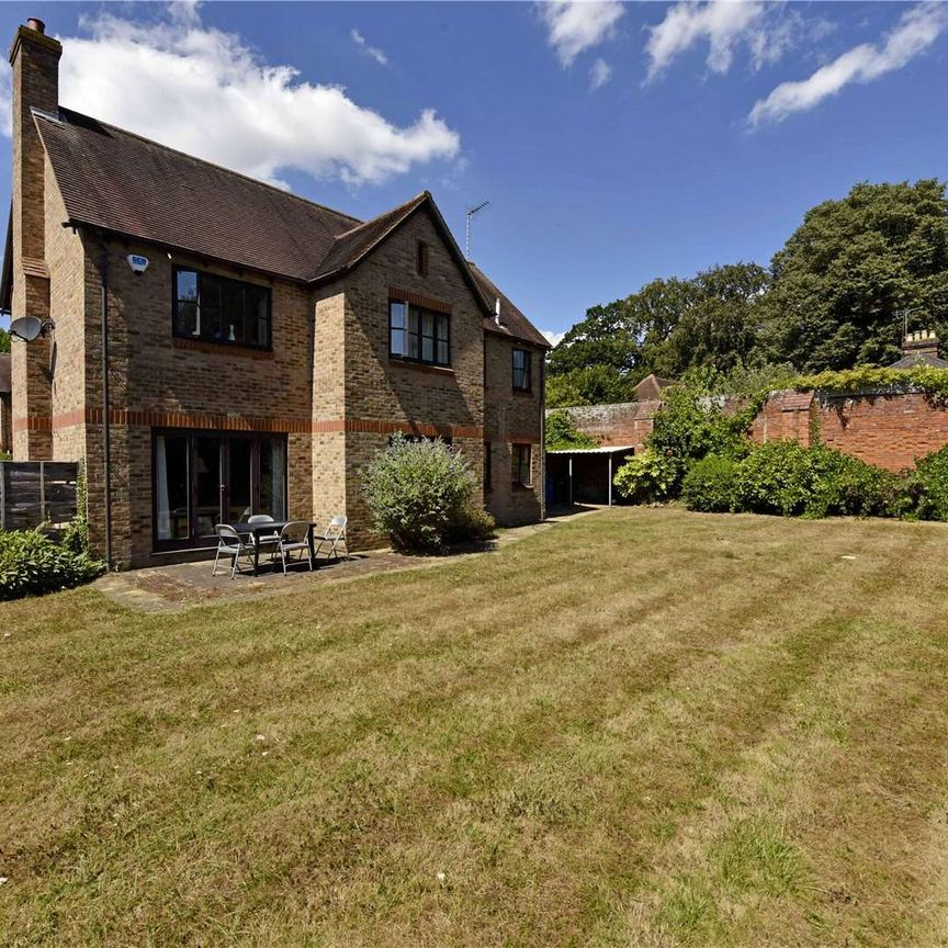 Modern five bedroom detached family houses in a cul-de-sac location - Photo 1