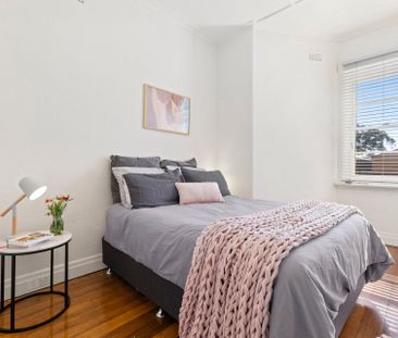 Charming Art Deco Apartment with Modern Touches – Perfectly Located! - Photo 2