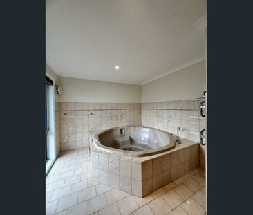 3 BEDROOM BRICK HOME - Photo 3