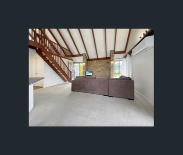 Great location with ocean views! Potential for dual living! - Photo 2