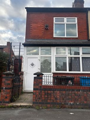 3 Bed End Terrace, Kennedy Road, M5 - Photo 1