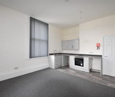 3 bedroom flat to rent - Photo 3