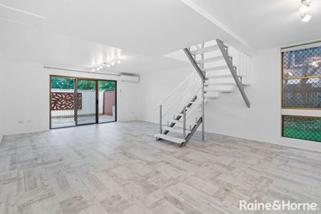 Lovely Two Bedroom Townhouse - Photo 4