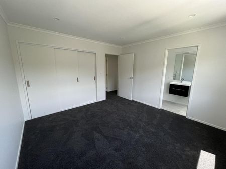 Modern Family Living in Spotswood - Photo 3